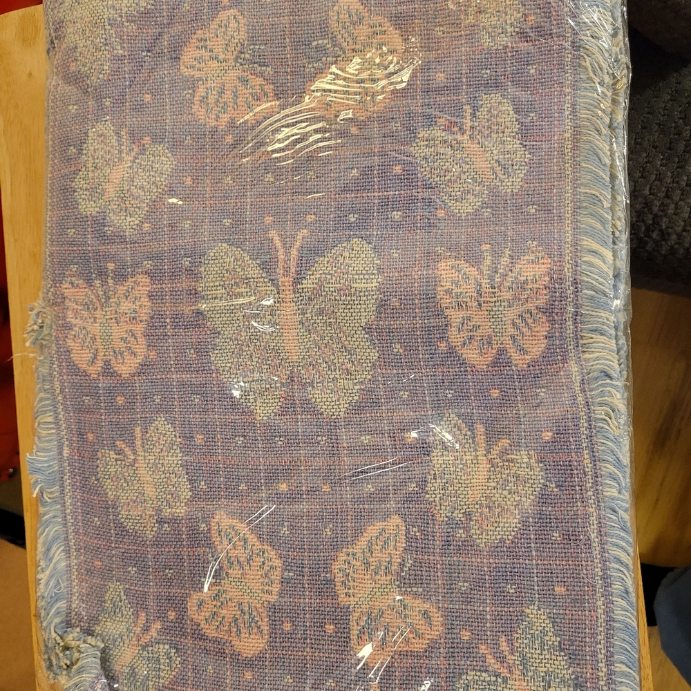 NEW VINTAGE Butterfly Pattern Table Linen Set - Picture 4 of 5